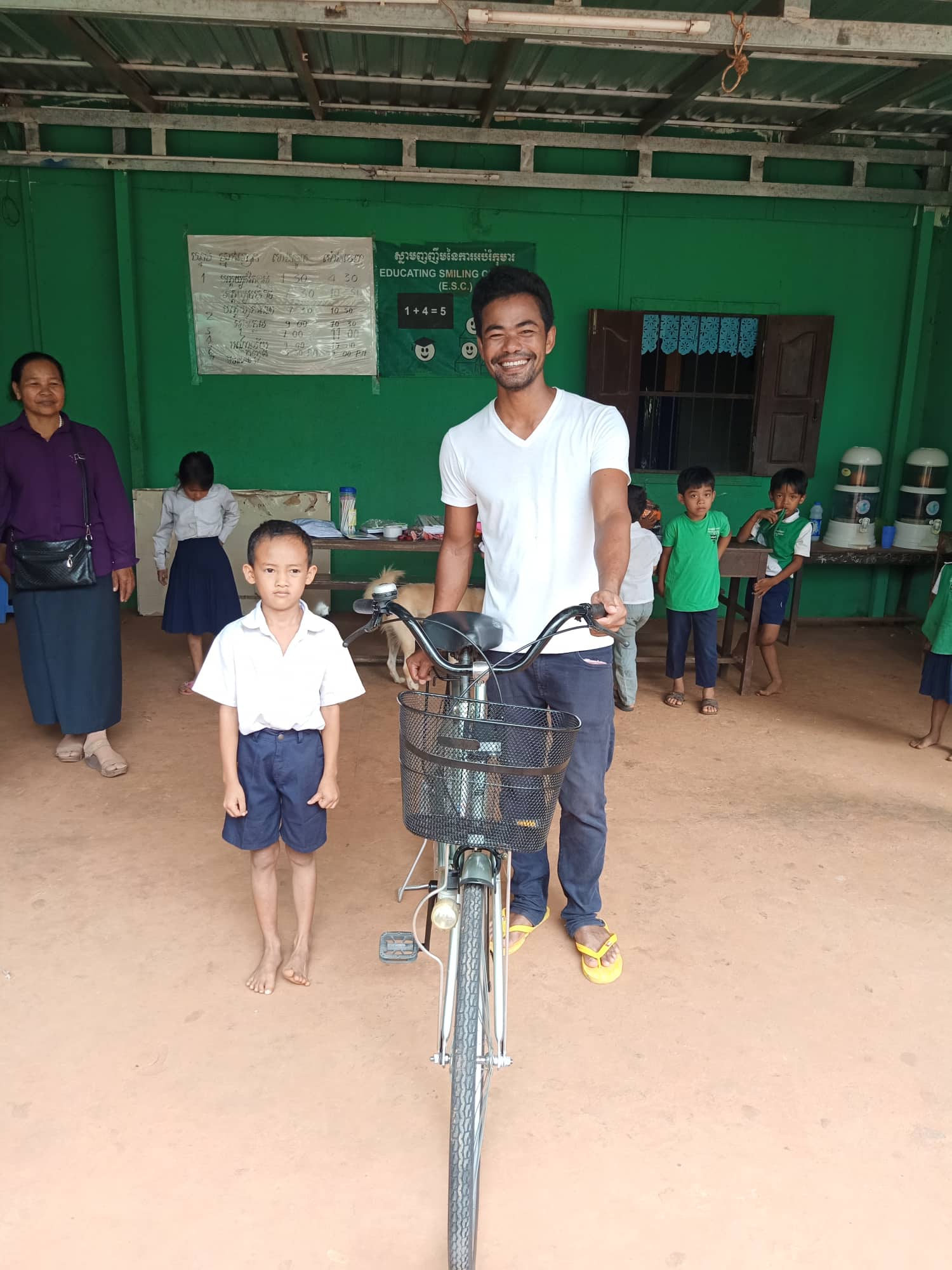 Distribution de vélos a Siem Reap
