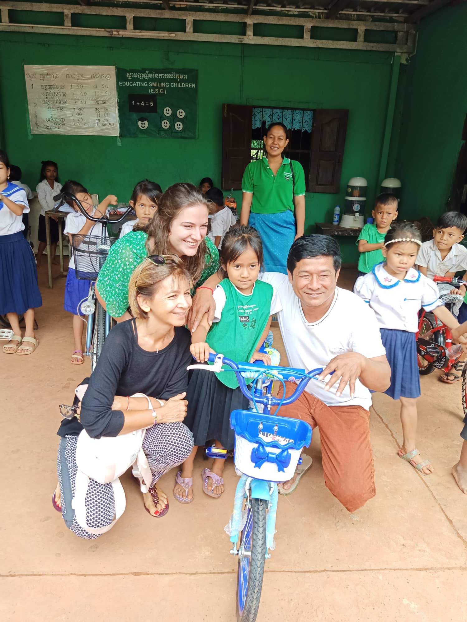 Distribution de vélos a Siem Reap
